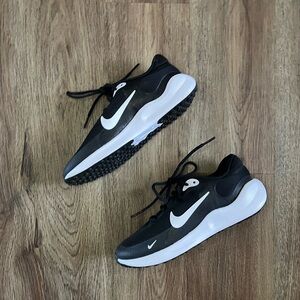 VEUC Nike Kids Revolution 7 (Big Kid)